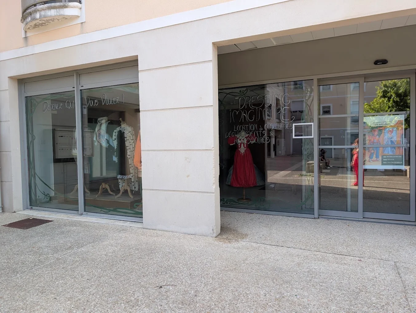Vitrine du Dressing Imaginaire, place de l’Église à Boissise-le-Roi