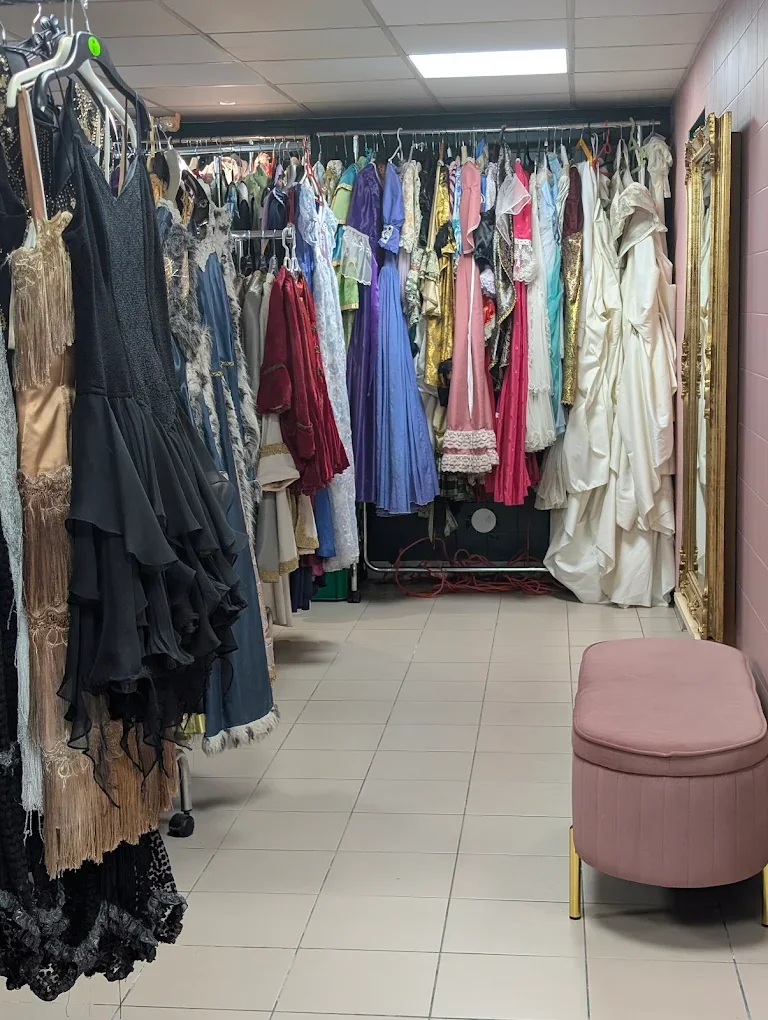 Portants de robes et costumes colorés dans la boutique