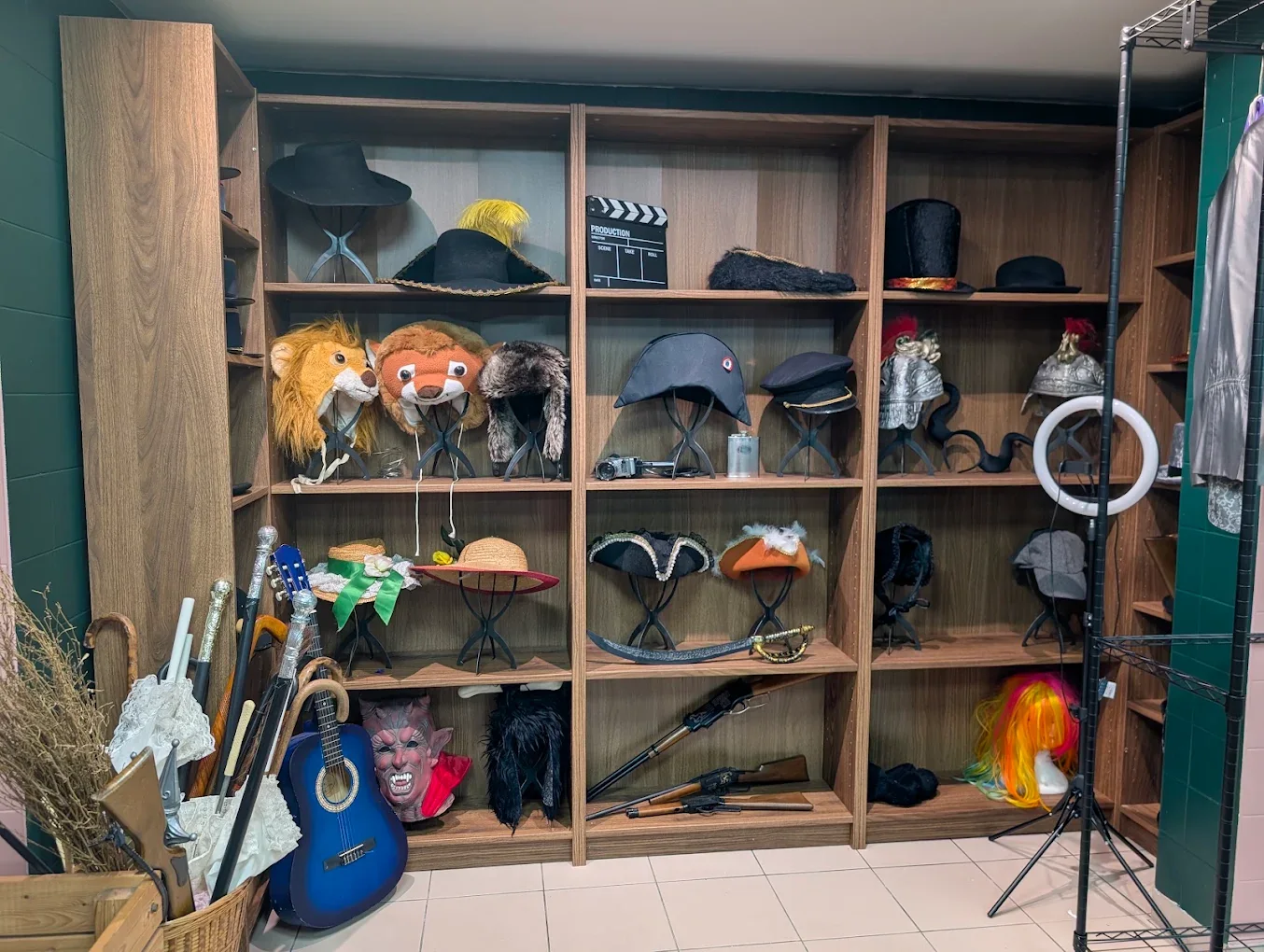 Étagères de chapeaux, casques, perruques et accessoires à louer
